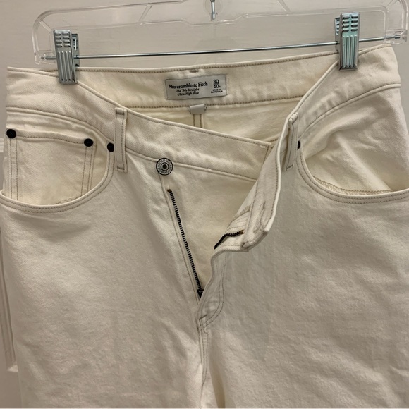 Abercrombie Cream / White 90s Curve Love Ultra High Rise Straight Jean, Size 30 - Picture 2 of 7